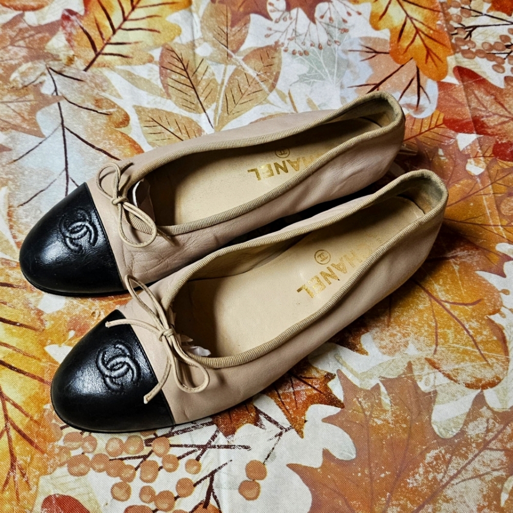 CHANEL Two-Tone Beige and Black Flat